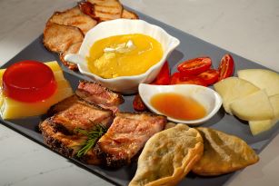 Wine accompanying platter to enjoy your wine tasting at Crete