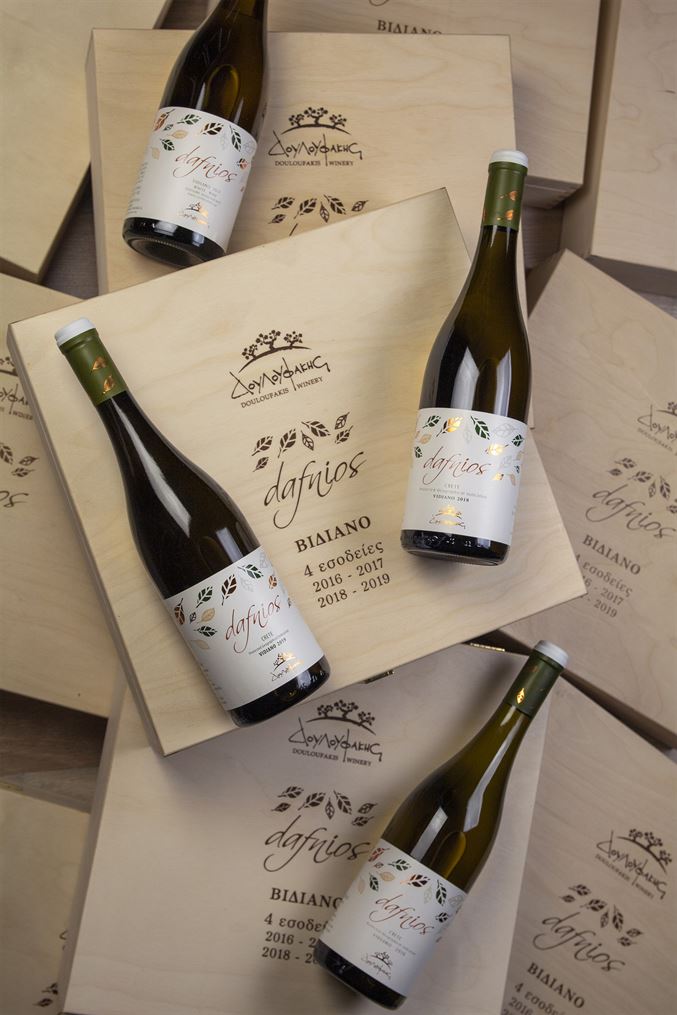 A wooden case for Vidiano wine vertical tasting